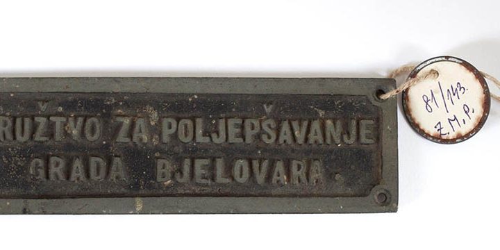 Metalna pločica ‘Družtvo za poljepšavanje grada Bjelovara’